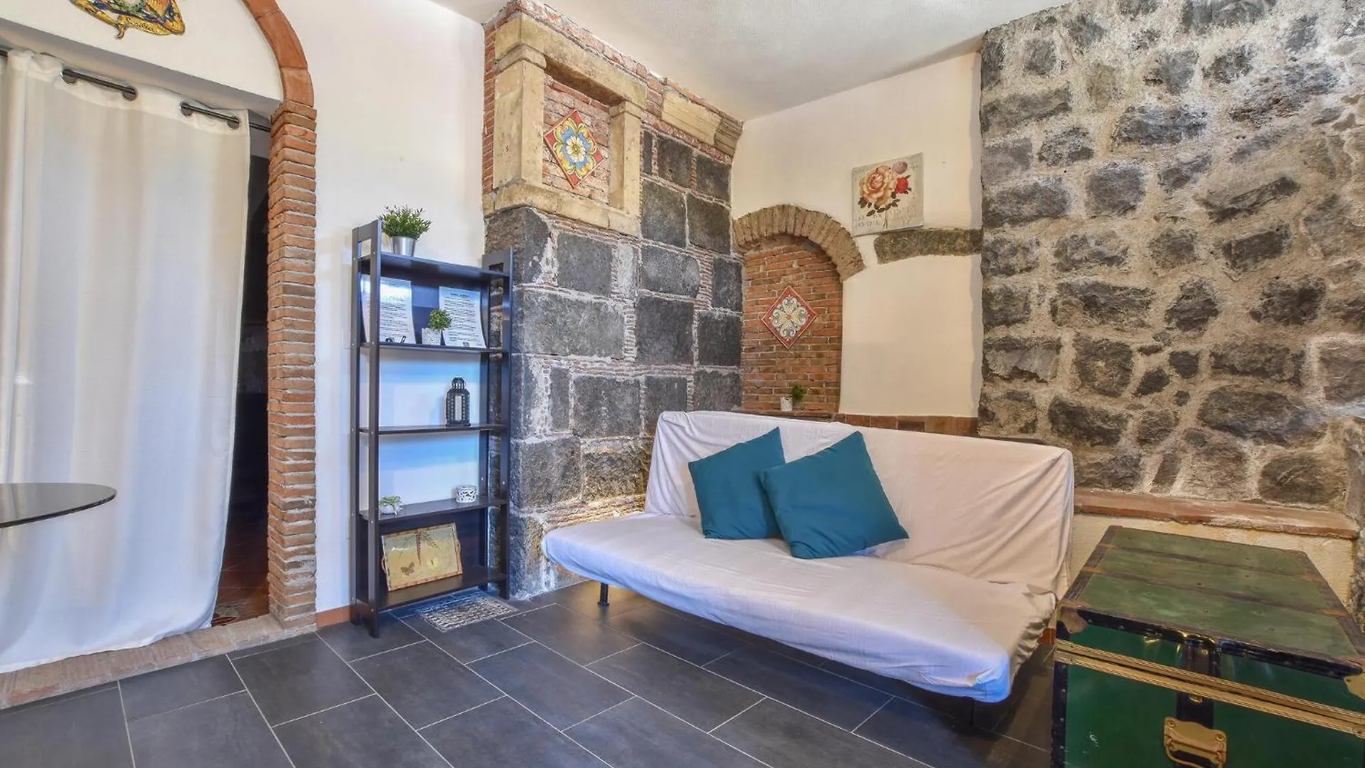 Gorgeous Apartment In Santa Venerina With Kitchen Holiday home
